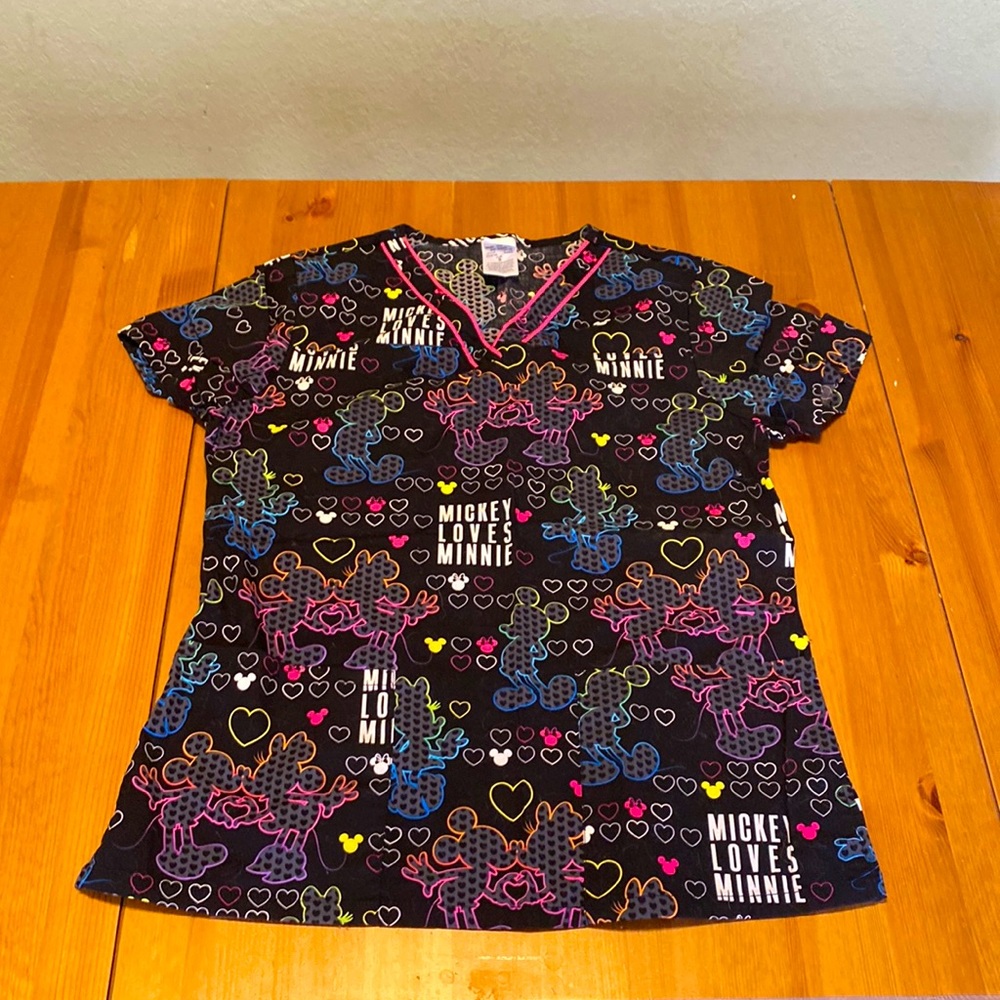 Mickey loves mini scrub top